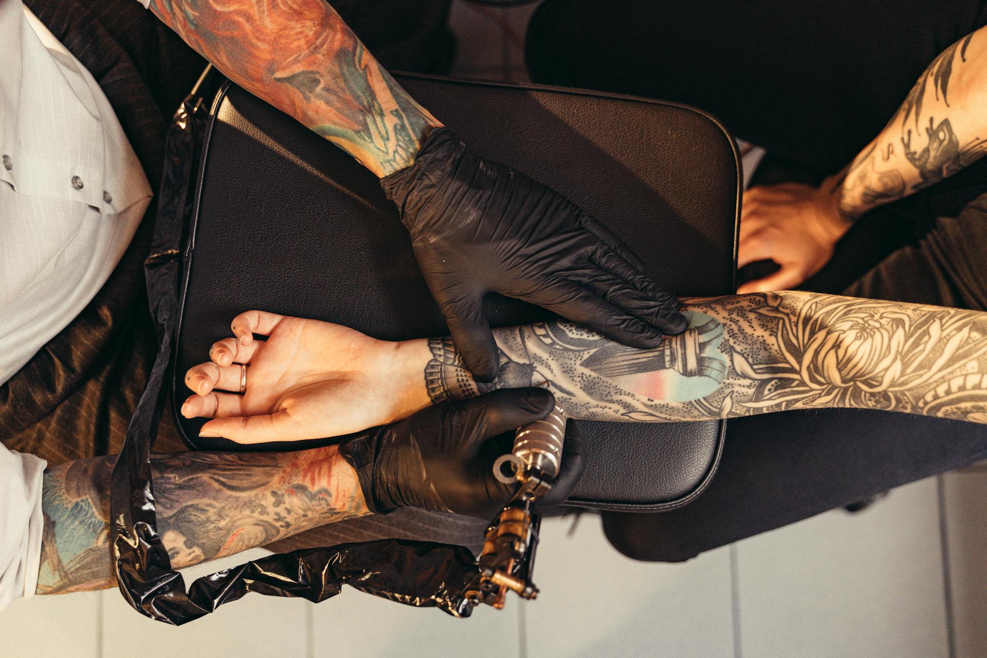 découvrez notre assurance responsabilité civile professionnelle dédiée aux tatoueurs. protégez votre activité et vos clients avec une couverture sur mesure, adaptée aux risques spécifiques du métier. assurez-vous d'exercer en toute sérénité.