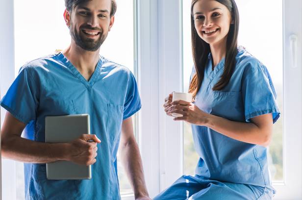 découvrez les enjeux et défis de la responsabilité infirmière en santé, un domaine crucial qui assure des soins de qualité et la sécurité des patients. explorez les standards éthiques, les obligations légales et l'impact des décisions infirmières dans le système de santé.