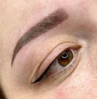 découvrez notre assurance maquillage permanent : protégez votre investissement esthétique avec une couverture complète qui vous garantit des retouches et un suivi professionnel, pour un look impeccable à tout moment.