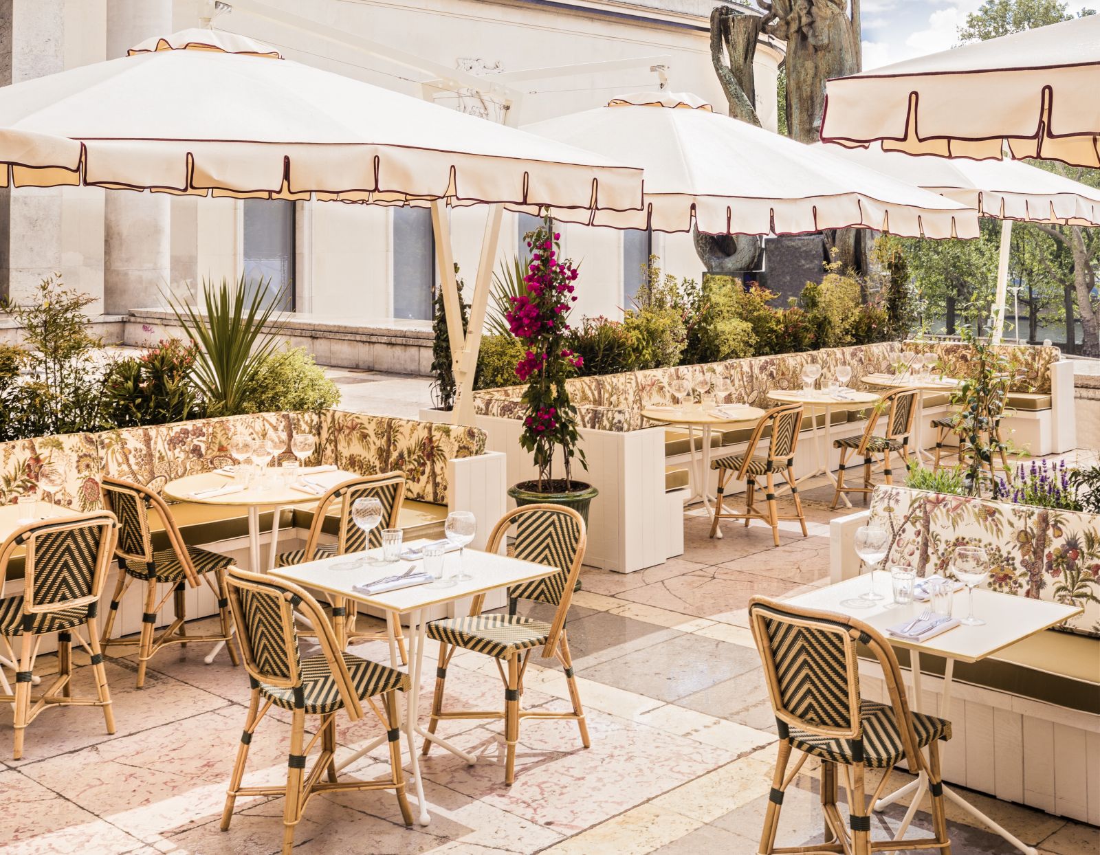 découvrez des solutions d'assurance adaptées aux restaurants pour protéger votre activité des risques courants. garantissez la sécurité de votre établissement et de vos employés avec nos offres sur mesure.