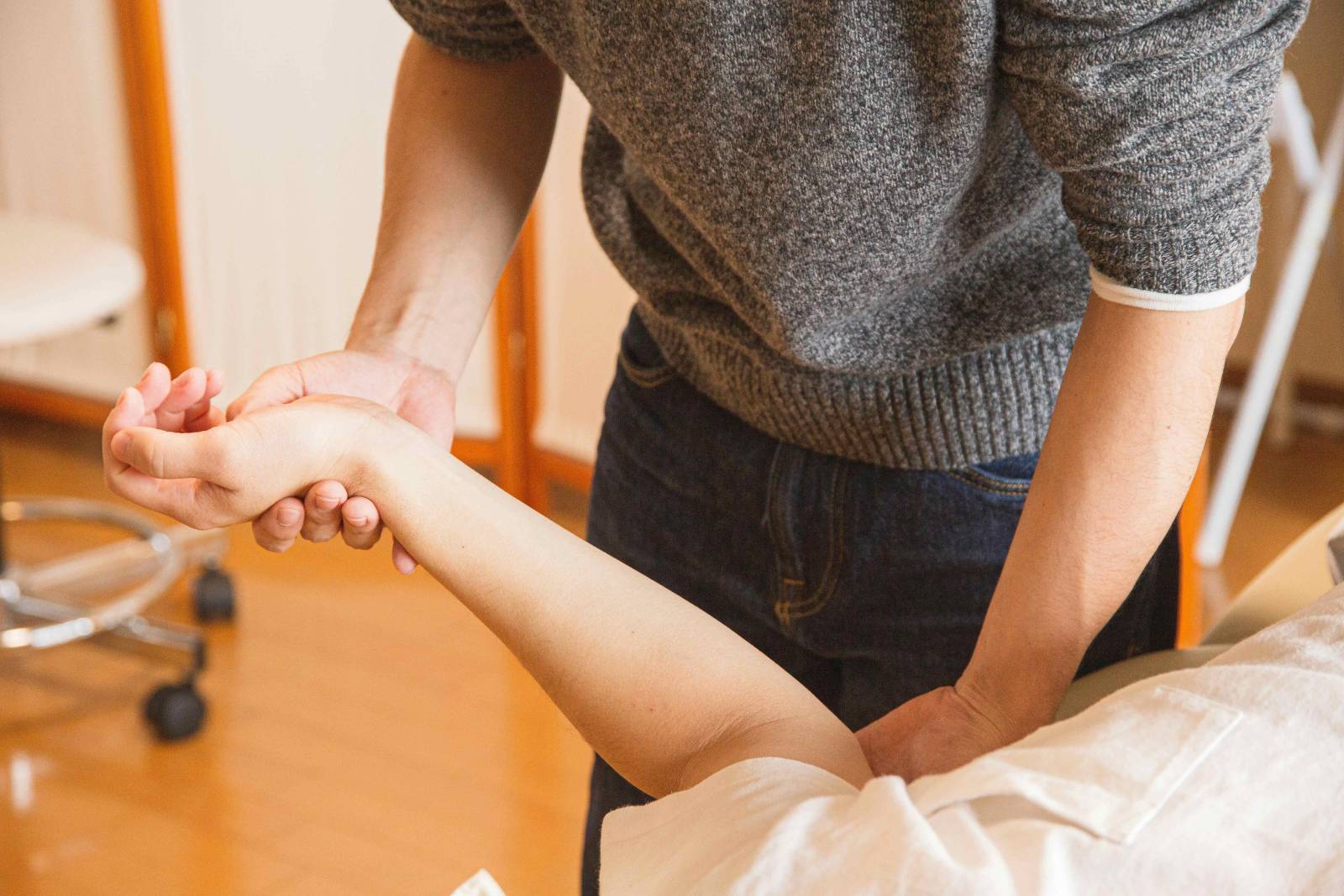 découvrez tout ce qu'il faut savoir sur le remboursement des consultations d'ostéopathie. informez-vous sur les démarches à suivre, les conditions d'éligibilité et les remboursements proposés par les mutuelles pour bénéficier de soins efficaces et adaptés à vos besoins.