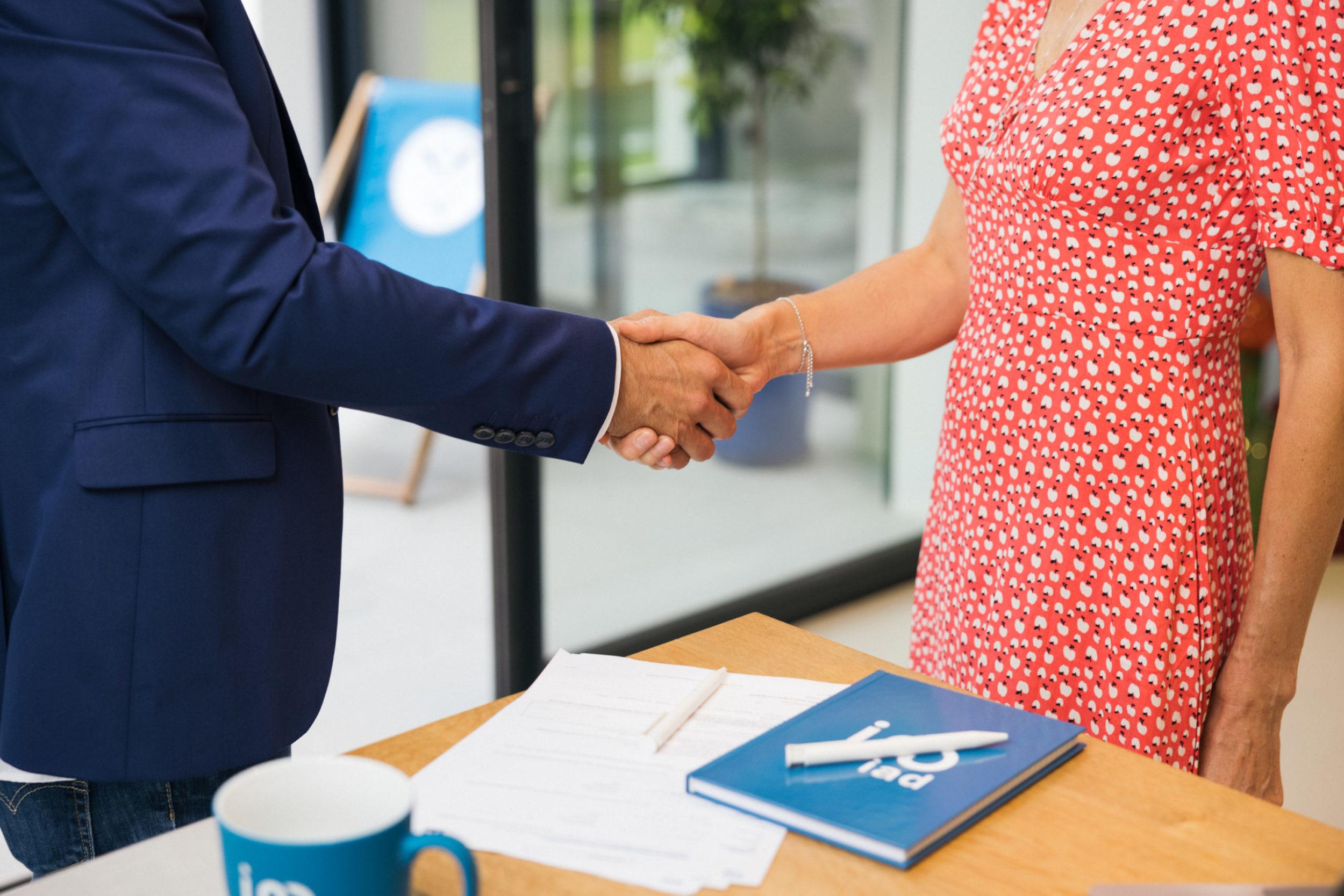 découvrez le rôle essentiel des courtiers immobiliers dans le processus d'achat et de vente de biens. apprenez comment ils accompagnent les clients, évaluent les propriétés et négocient les meilleures offres pour optimiser chaque transaction immobilière.